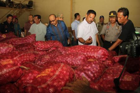 Walikota Medan Tinjau 9 Ton Bawang Selundupan